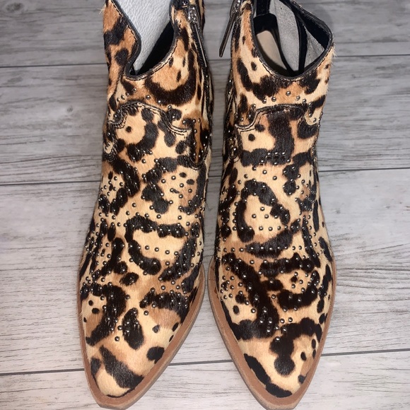 Gianni Bini Furry Animal Print Ankle Boots 6M NWOT - Picture 2 of 4